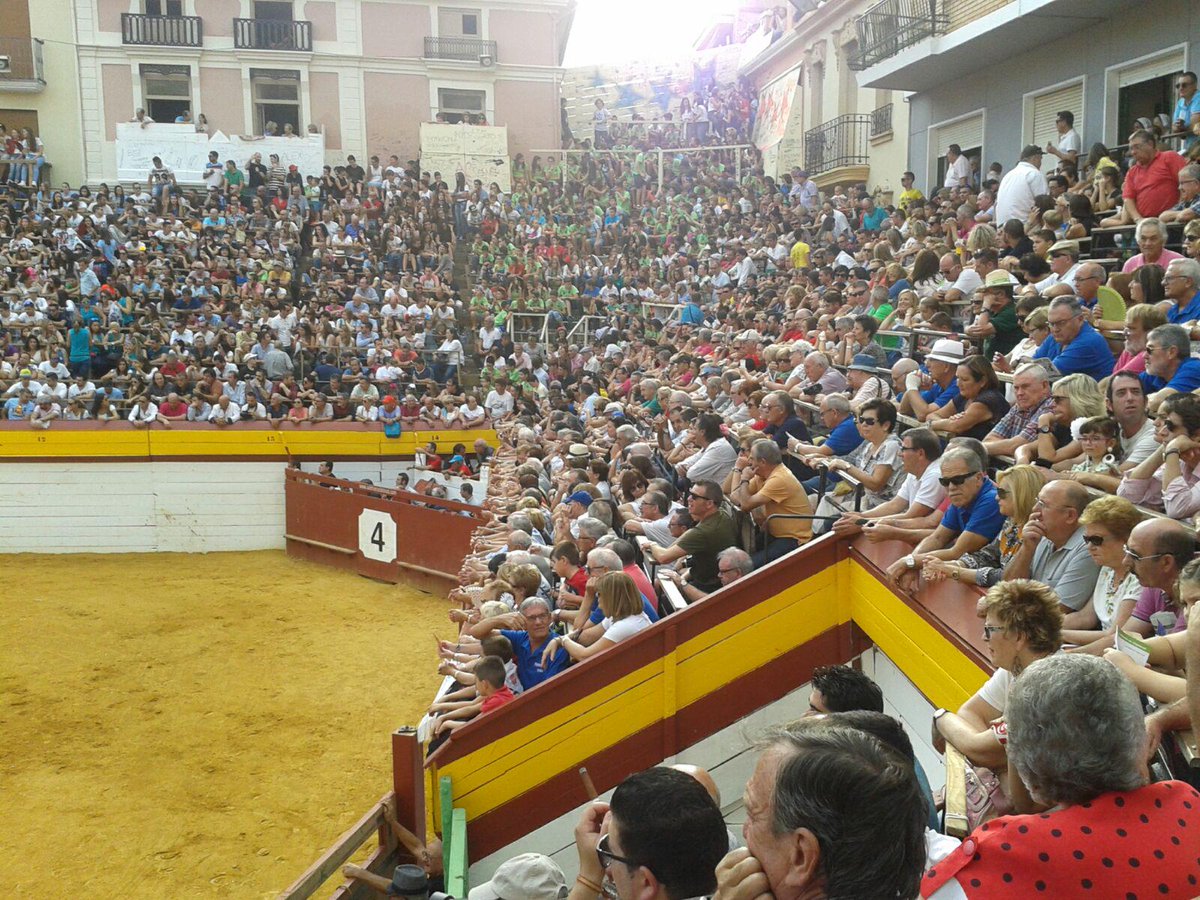 Mulillero's tweet photo. Aspecto q presentaba hoy Algemesi antes d la novillada,  para q luego digan q no hay afición. "Si siembras recoges" http://t.co/7iGxLorvT5