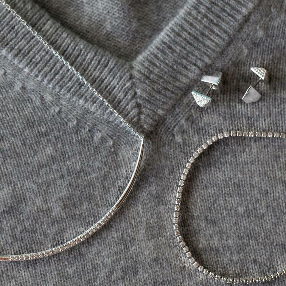 MhariOakesPR's tweet photo. Need now. Elevate your everyday style. #Reversiblestuds #Crescentnecklace #Alicebracelet Here http://t.co/gMrNDn1WdK http://t.co/orQZnH0f9x