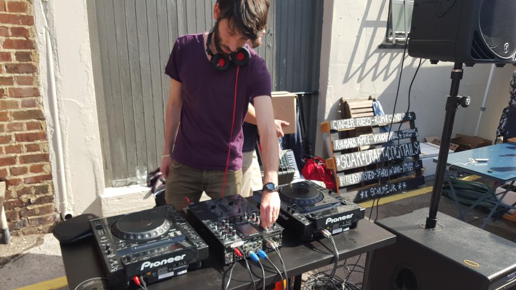 Unit_25's tweet image. Nash on the decks! #Funk #U25BlockParty