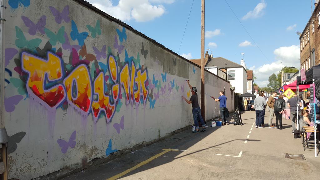 Unit_25's tweet image. Colina Mews wall is getting funky! @TurnpikeArt #streetart #U25BlockParty