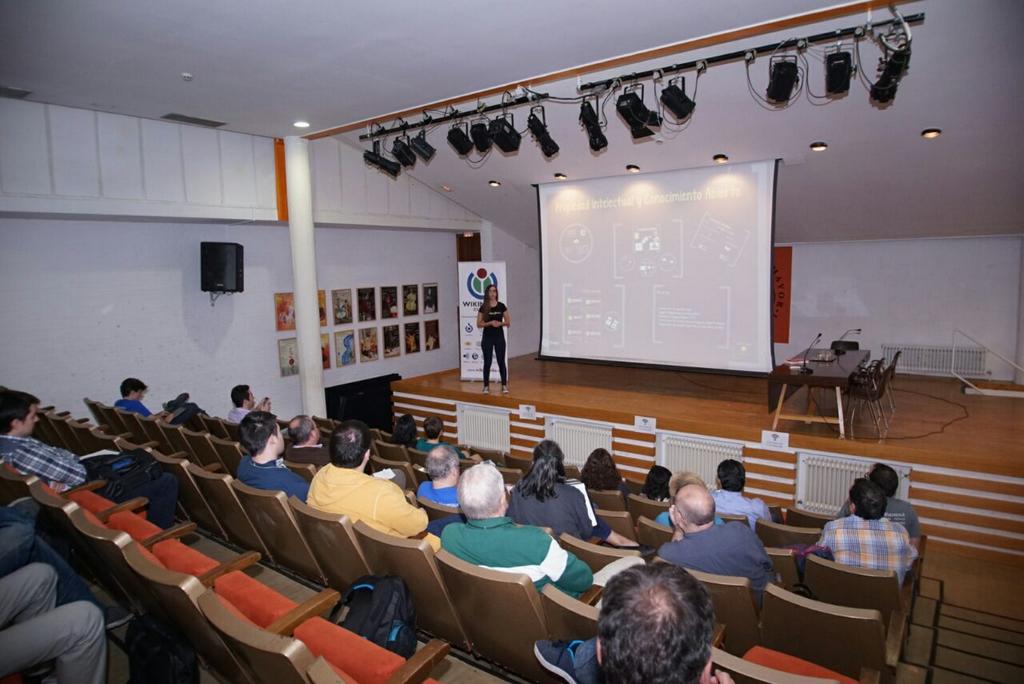 wikimedia_es's tweet photo. Charla sobre licencias libres y derechos de autor a cargo de @ChuritaSRM en #WikiConnection http://t.co/IFVXwu8Eo2