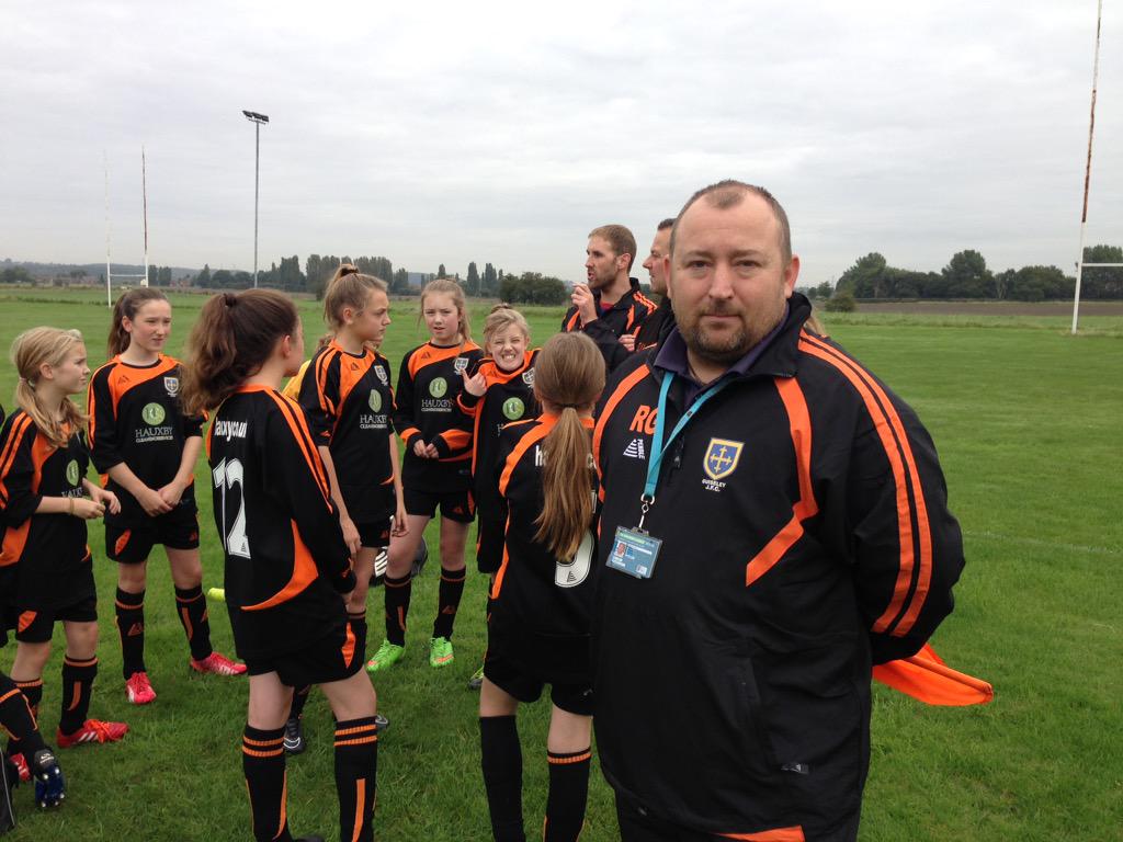 The Respect campaign in action. Well done <a href="/VixensGuiseley/">Guiseley Ladies AFC</a> u12's. FALCC cards on show #Respectbarriers #Respecttheref