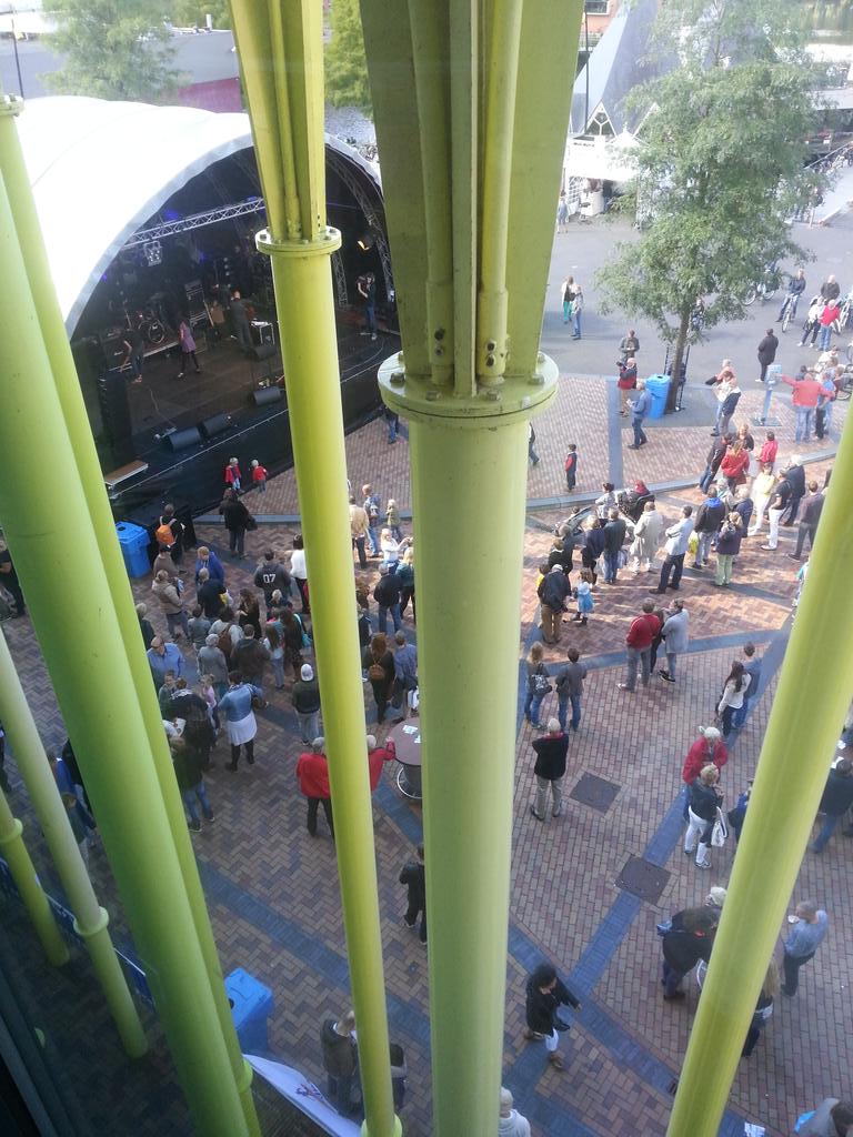 Coolpleinfest's tweet photo. Gezellige drukte en een heerlijk zonnetje op het Coolplein. Coolpleinfestival 2015 is van start! http://t.co/TzdwQT2uI9
