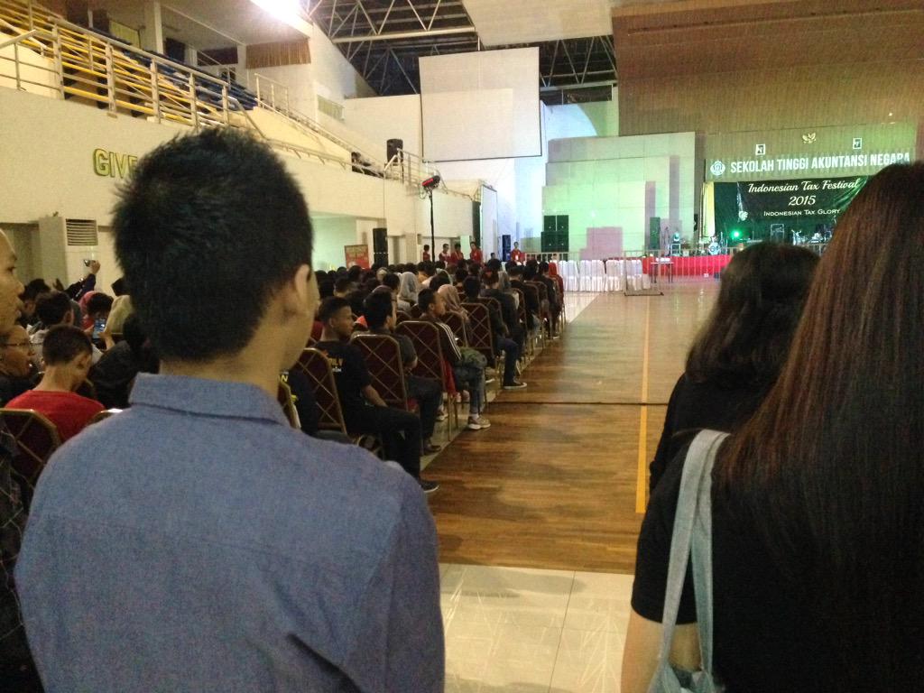 [live report] wah kursi-kursi udah terisi sm para pemilik tiket gold,yuk yuk segera merapat ke dalam SC