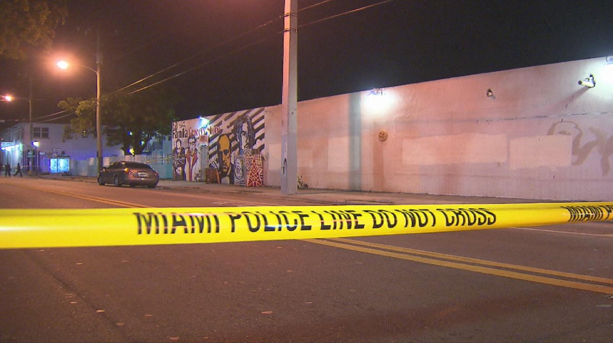MIAMI MYSTERY: Police investigate after they find a man "dying in an alleyway" bit.ly/1YH3ypf?utm_me… http://t.co/u87U2J1NhE