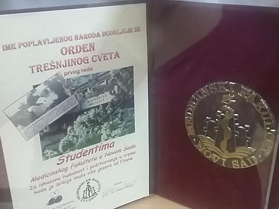 SSMFNS's tweet photo. Medju svim našim priznanjima, ako bi morali da biramo najdraze, onda je to ovo ☺ @medicinar85 @sludjena #ssmfns http://t.co/ScmJMbtuLw