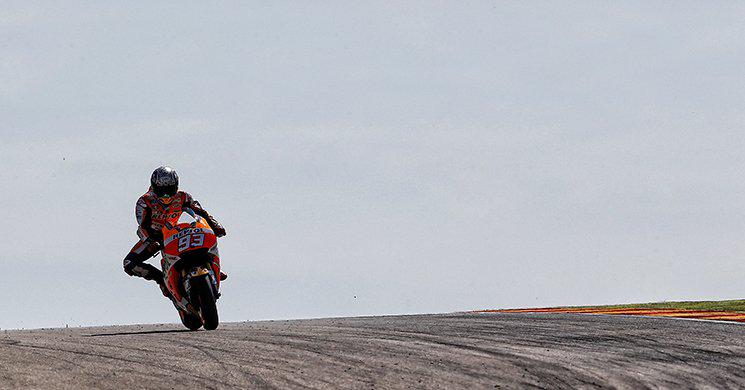TodocircuitoWeb's tweet photo. Pole de récord para @marcmarquez93 en @AragonMotorLand http://t.co/LLmB00J6uY http://t.co/Mvdc3n8Da8