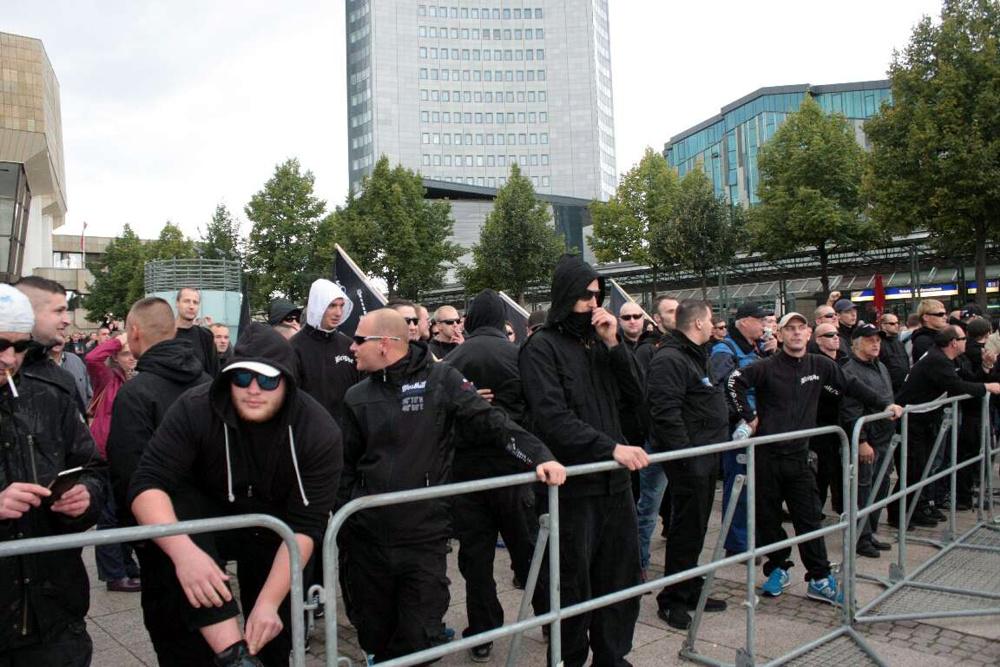 LIZ_de's tweet photo. #OFD26Sept - Die Rechten sind schon da. Ein #Liveticker aus #Leipzig @NOLEGIDA @platznehmen http://t.co/SH7pDGiY4F http://t.co/b3Q8UHxD1x