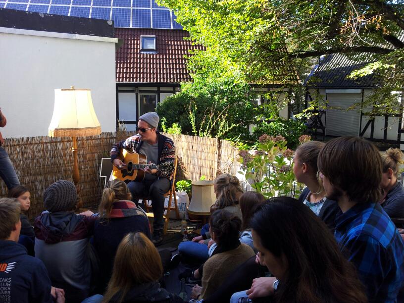TGrotendorst's tweet photo. Next gig @Shane_Alexander playing live at @colivingHH! #rbf15 @SofaConcerts http://t.co/TQu8e7z7Xa