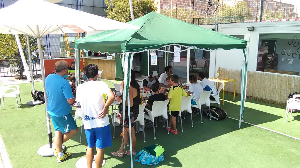 padeltriana's tweet photo. Gran rato de convivencia entre los padeler@s participantes en el #TrianaPadelTour. Sensacional arroz de Sergio http://t.co/U8HIPoeP5I