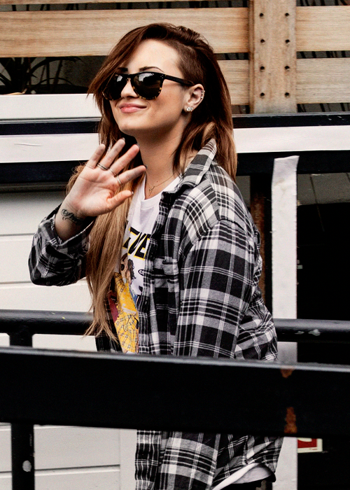 lovatocaralho's tweet photo. o máximo de rts nesse tweet é essencial, estamos perdendo pra one direction e a votação acaba manhã #MPN #DemiLovato http://t.co/KB6fzzvquC