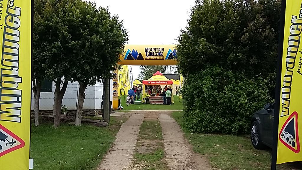 wildrunnerza's tweet photo. The welcoming committee at #RunMMC. Such a lekker atmosphere here at the Drostdy. #LoveTrailRunning http://t.co/kO6XzsBlYw