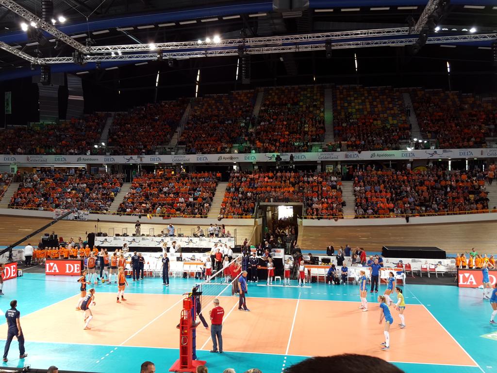 VinceNauta's tweet photo. Kijken of ze een potje kunnen breken #ekvolleybal #dela http://t.co/XYM5u1ZfTb