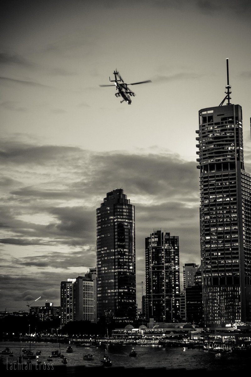 lachlancross's tweet photo. Riverfire 2015! @BrisFestival #BrisFest #Riverfire #RiverFire2015 http://t.co/3bOAVA1oHR