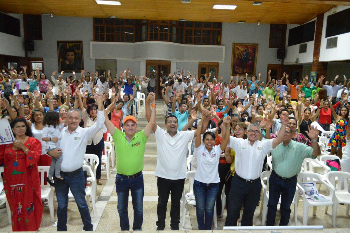 palquema's tweet photo. Encendiendo Una Luz De Esperanza Para El Cesar #AsambleaU57 En El Auditorio ADUCESAR Para 400 Familias.@Valledupar_ http://t.co/1wRiZ50XEy