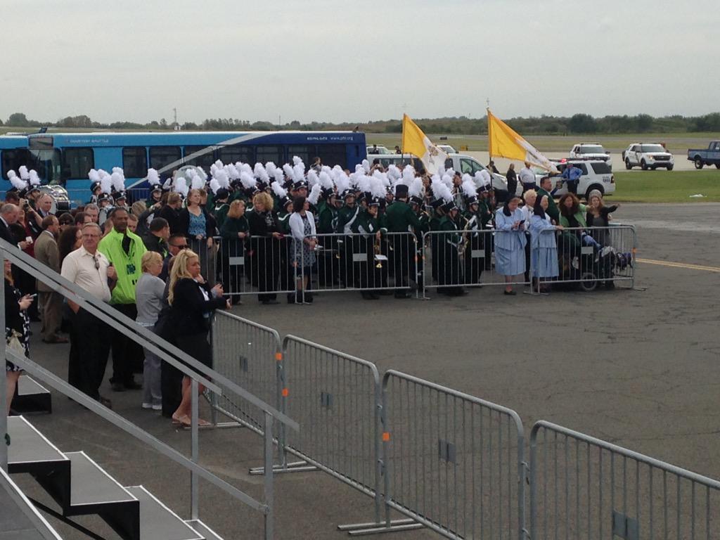justinfinchtv's tweet image. @Pontifex is behind schedule, but welcoming dignitaries are in place on the tarmac. Band too. #CBSPhillyPope