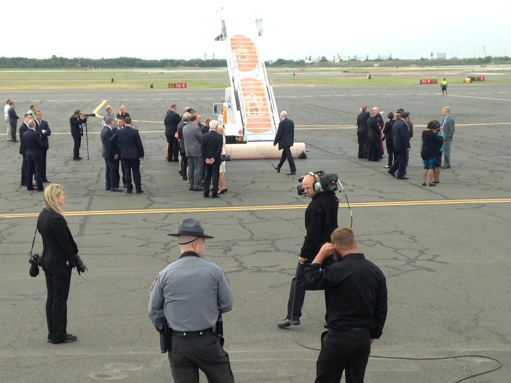 justinfinchtv's tweet image. @Pontifex is behind schedule, but welcoming dignitaries are in place on the tarmac. Band too. #CBSPhillyPope