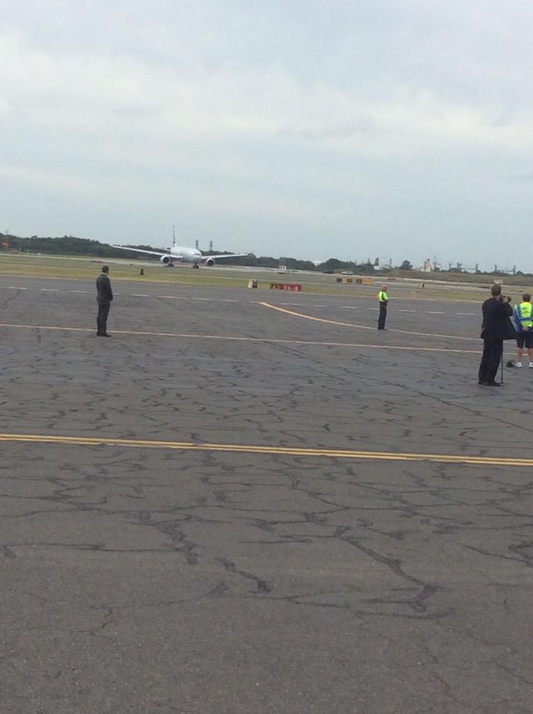 PHLAirport's tweet image. The Pope has LANDED! #PopeInPhilly @AmericanAir #Boeing777