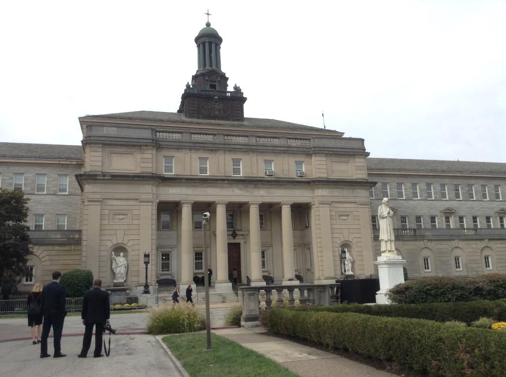 JMelwert's tweet image. Nearly 150 seminarians will line up here in a few hours to welcome Pope Francis. @KYWNewsradio #popeinphilly