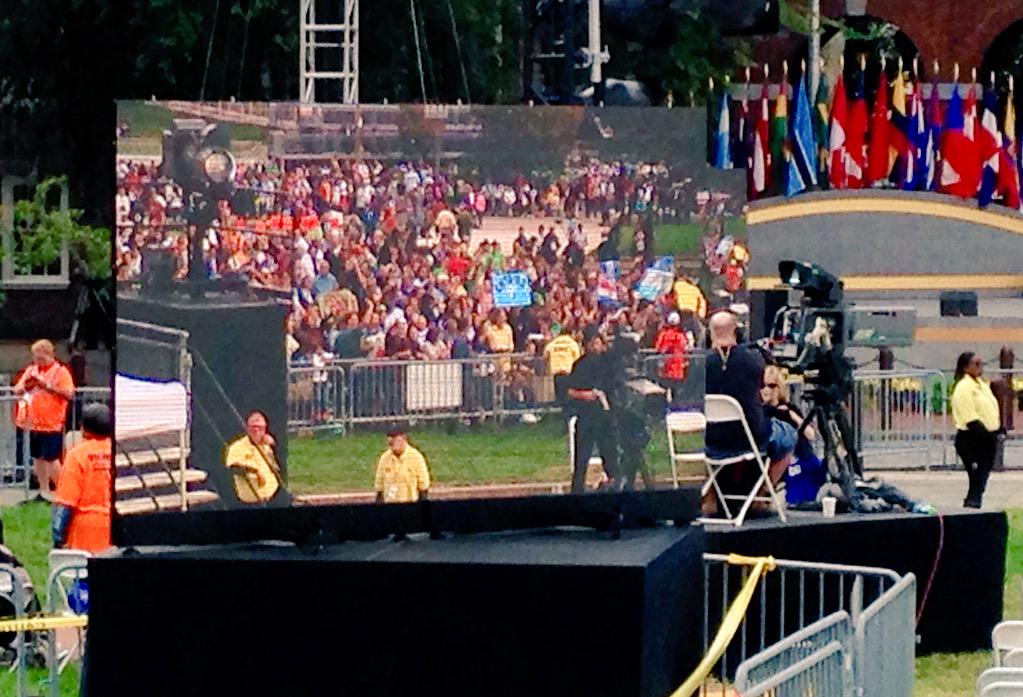 JanCarabeoCBS3's tweet image. That's the monitor in front of Independence Hall showing the crowd OUTSIDE the ticketed area. #CBSPhillyPope