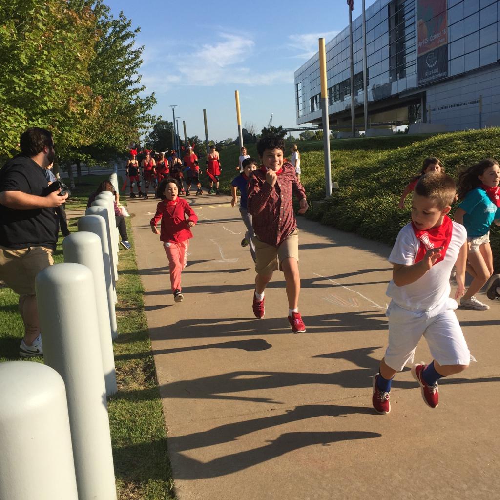 BullRunLR's tweet image. And they’re off! The kids vs Bulls (and the kids are winning) #bullrunlr