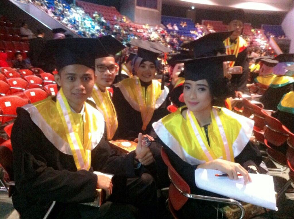 gilang_sg's tweet photo. Slmat mnmph hidup baru :) RT @infodkvunikom: #WisudaUnikom2015 http://t.co/vQap3RdAyO