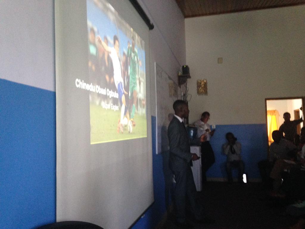 iAmHenryMascot's tweet photo. @IykeOwoh pitches #NextGenius : a football platform that brings footballers and scouts together #MESTGuestLectures http://t.co/ZL2SCDgj16