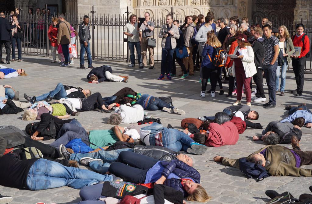 DrJeromeMarty's tweet photo. #flashdoc #LoiSanté @leQdM @Egorafr effondrement de la medecine devant Notre Dame http://t.co/fa6V5SHIFo