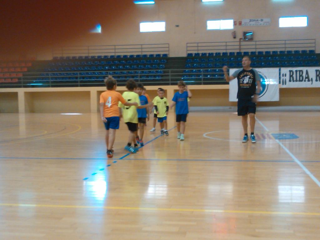 TauronsClub's tweet photo. Muy buena mañana de balonmano, Taurons- Calasanz- Lliria. http://t.co/CuWOehhnK3