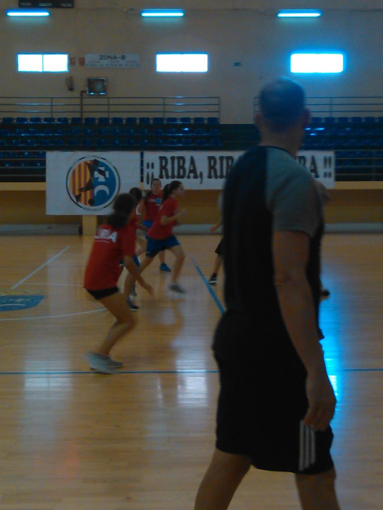 TauronsClub's tweet photo. Muy buena mañana de balonmano, Taurons- Calasanz- Lliria. http://t.co/CuWOehhnK3