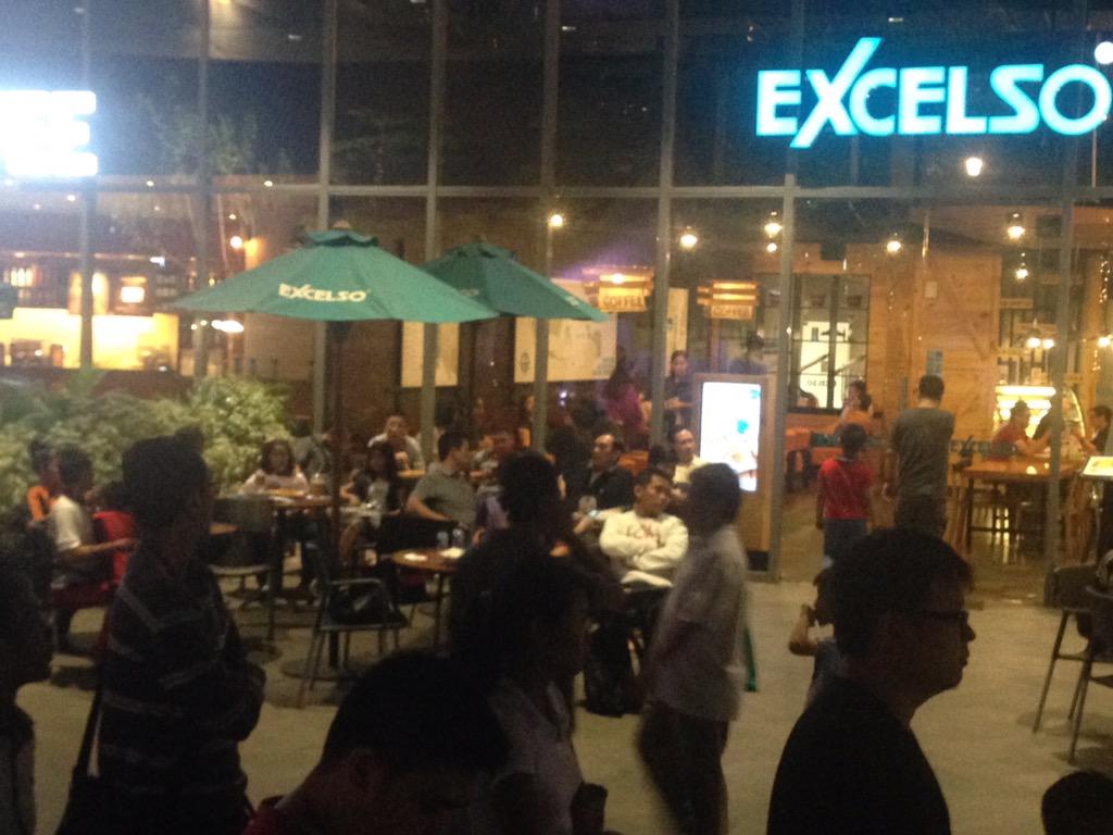 LippoMallPuri's tweet image. @ExcelsoCoffee is busy with Happeners enjoying nobar #MUNSUN at #CoffeeWalk #WeekendTimeOut #LippoMallPuri