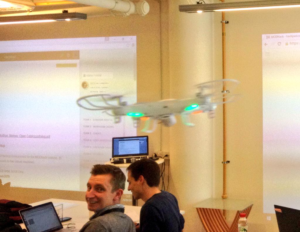 foggie_esp's tweet image. Leo buzzed by @AxSaucedo drone! Gadgets to come #MODHack2015  @KTNUK_Maths @dstl @HackPartners @KTNUK_Defence @KTNUK