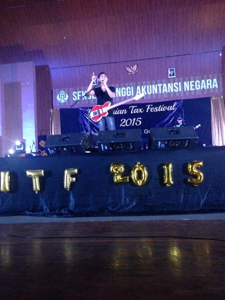 [live report] <a href="/BondanPrakoso_/">Bondan Prakoso</a> membawakan lagunya yg berjudul Kau Tak Sendiri