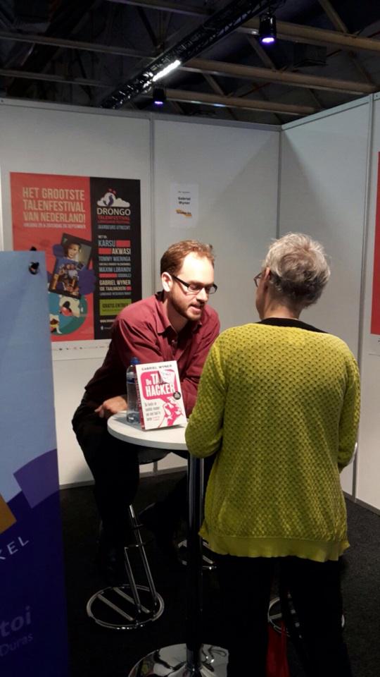 Drongofest's tweet photo. After-lecture-talks with keynote speaker Gabriel Wyner @Fluent_Forever. It was great to have you here! #drongo15 http://t.co/eaeJlIyhhr