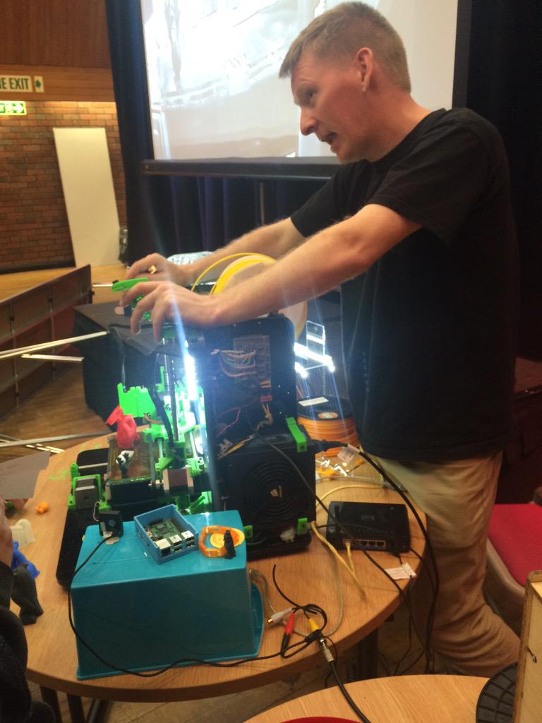 gateslibraries's tweet photo. Action shot of @maker_space during a show and tell #eday4 http://t.co/zHlvJxFEto