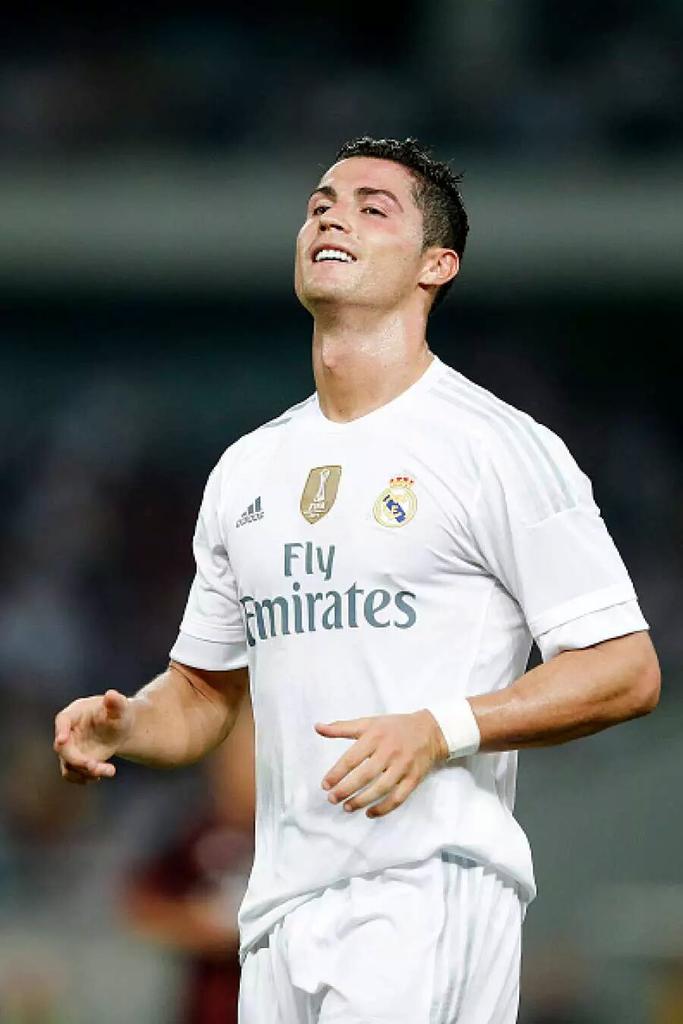 Telecinco5_Tv's tweet photo. Cristiano Ronaldo denuncia a EA SPORT por que le parece injusto que Messi sea mejor en FIFA 16. http://t.co/JOyAdgTr6i