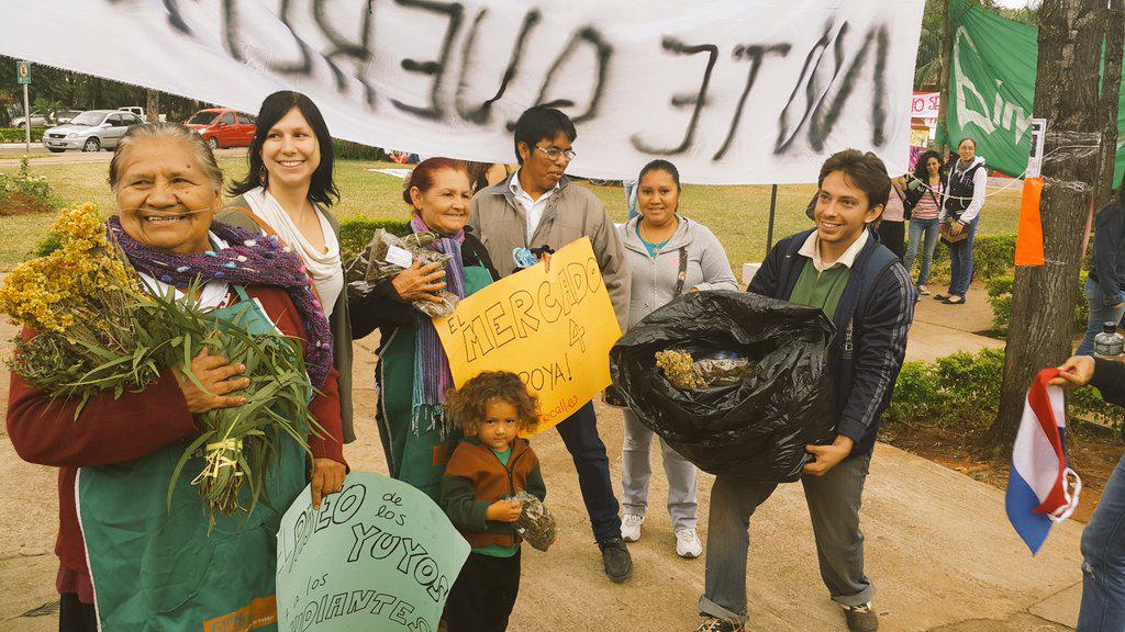 ANIBALCORO's tweet photo. "Yuyeras"del Mercado 4 acercaron pohã ñanã para el mate y terere como aporte y apoyo a los estudiantes.#UNAnotecalles http://t.co/hmuXv4FHK0