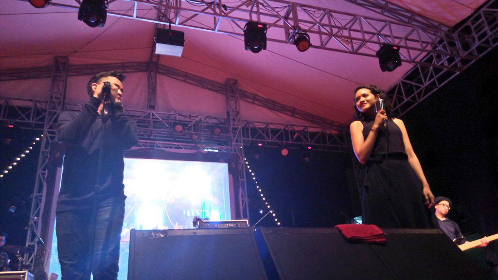 Nyanyi bareng lagu "Orang Ke 3" di <a href="/BAZKOM2015/">BAZKOM WONDERLAND</a> SMAN 68 Jakarta.