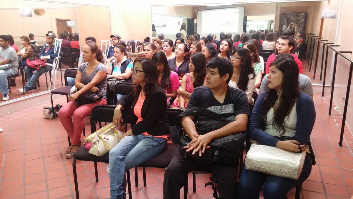 CodificadasMx's tweet image. Estamos en el primer meetup de @WWCodeGuzman 🎉 #womenwhocode