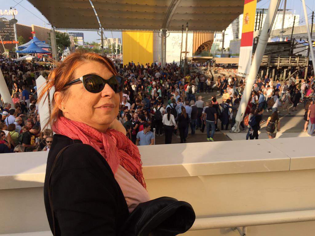 turistipercaso's tweet photo. Dopo aver chiacchierato e brindato, visitiamo il padiglione spagnolo! #ExpoSpain2015 #ExpoCyL #Expo2015 http://t.co/H7JcQaORUU