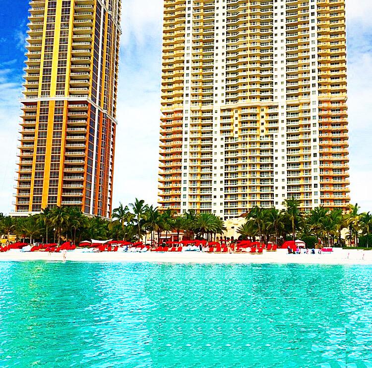 AcqualinaResort's tweet photo. Beauty and the Beach. π΄ #HappySaturday #WishYouWereHere #OurCurrentView #Paradise #Acqualina http://t.co/isTdROtVoV