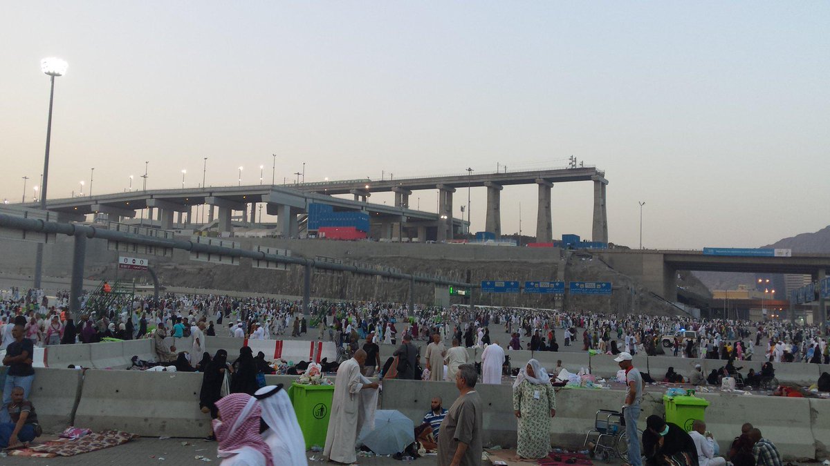 Canadian_Muslim's tweet photo. #Minatrains #saudiplanning Look closely where the train ENDS in Mina... http://t.co/oLUVHhZn3f
