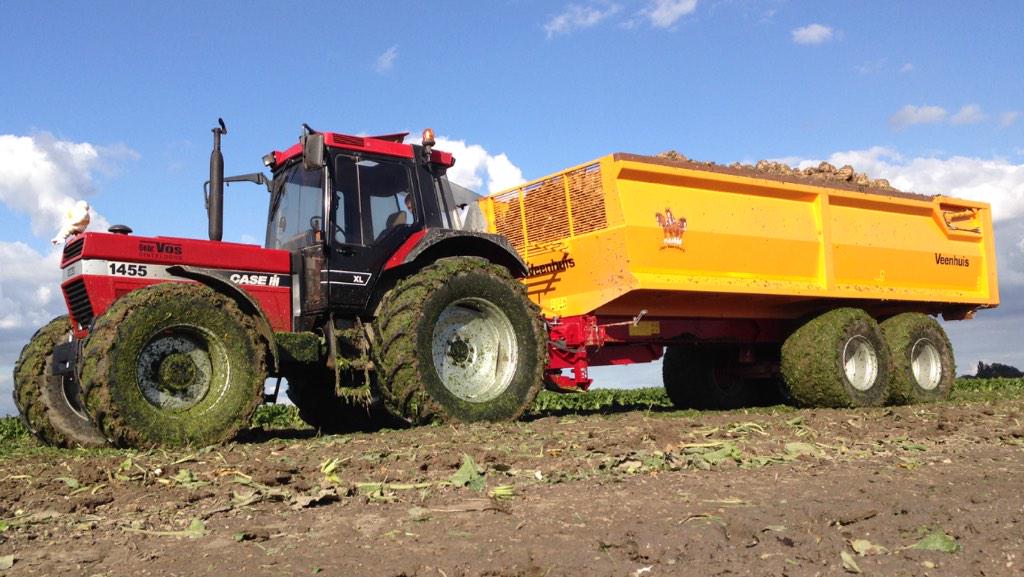 Met <a href="/Leen_Vos/">Leen Vos</a> en Thijmen bieten gerooid op #KleinTiengemeten met de <a href="/Case_IH/">Case_IH</a> #1455