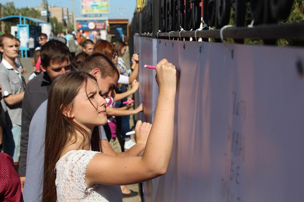 Молодежь луганска. Молодежь луганска. Луганский государственный университет имени владимира даля. Дом молодежи луганск. Молодежь луганска.