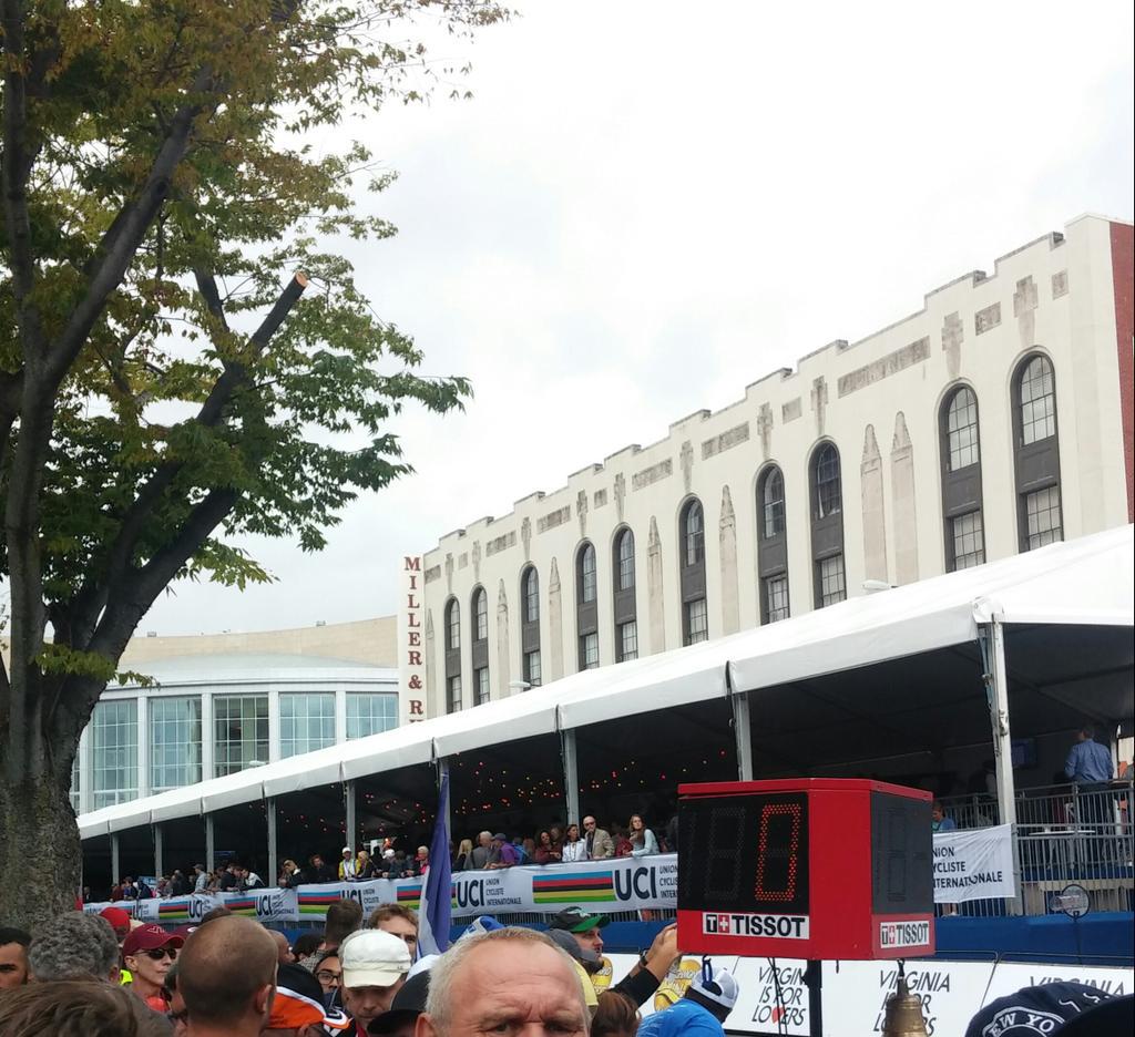 danger_erin's tweet photo. V jealous of the rich VIP folks who get shelter from the rain and complimentary booze 😒 #VCUAnthCrowd http://t.co/0g2t4aY8lU