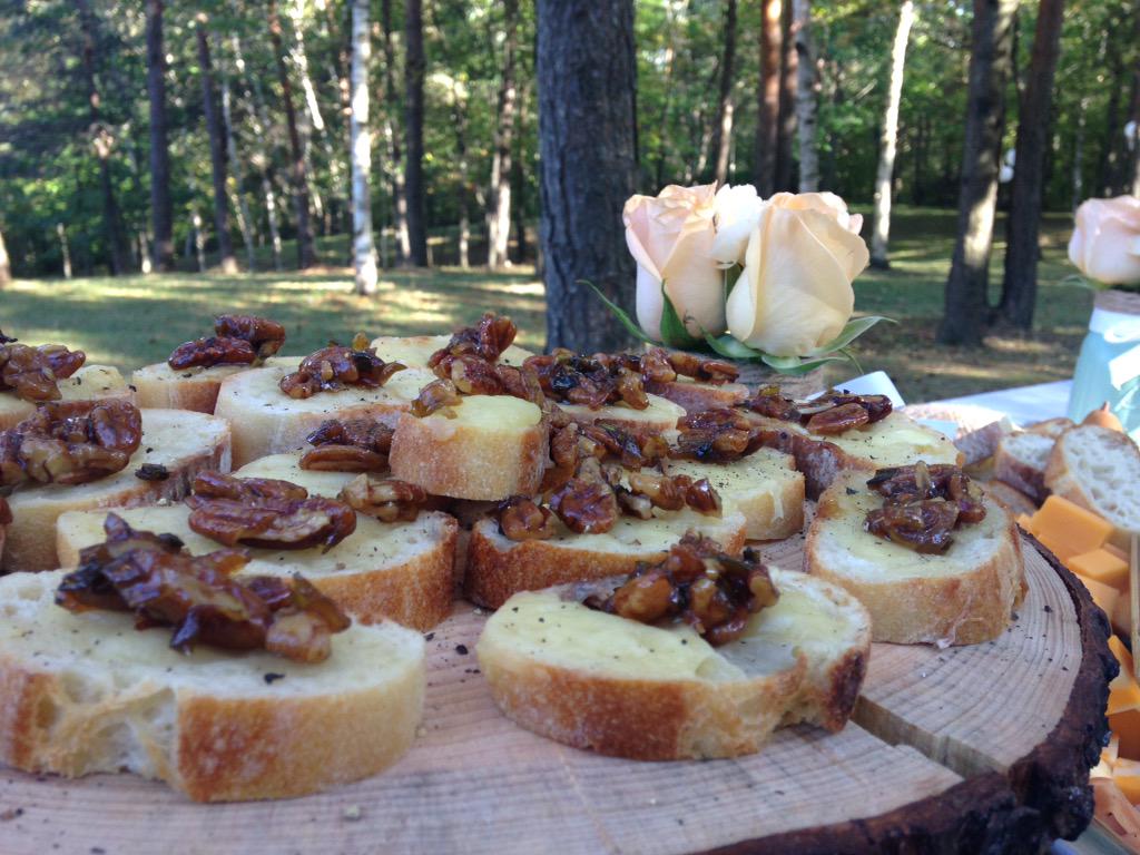 hey_yoitsjo's tweet photo. Catering in Pontypool @skhptbo @RitaOG93 #cocktailhour #weddinginthewoods http://t.co/shZCTmadN1