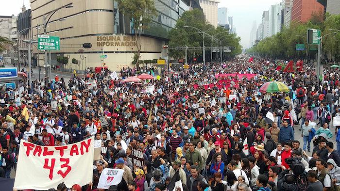 Cobertura al minuto. La lluvia no dispersa a la gente #AyotzinapaUnAño -&gt; bit.ly/1iBN9RZ