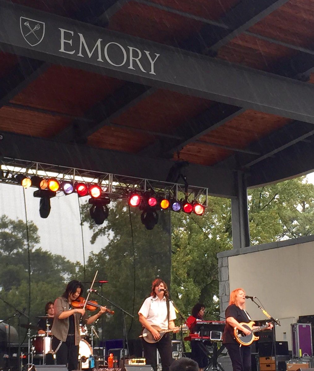 DaraRMerlin's tweet photo. @Indigo_Girls providing sunshine on a soggy ATL afternoon #iminemoryhc @EmoryUniversity #weknowallthelyrics! http://t.co/tOxXxzFl0P