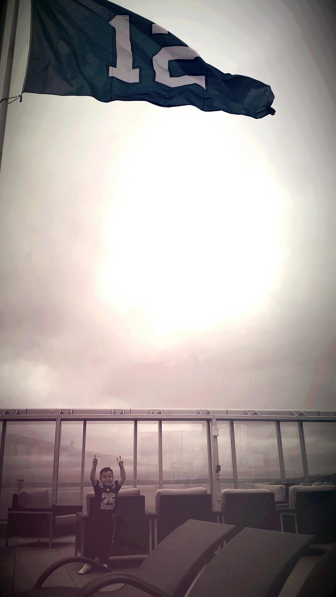 olderandtired's tweet image. Flying our flag and ready for the home opener! #GoHawks  #12Flag #CHIvsSEA @SeahawksProShop @12s @Seahawks