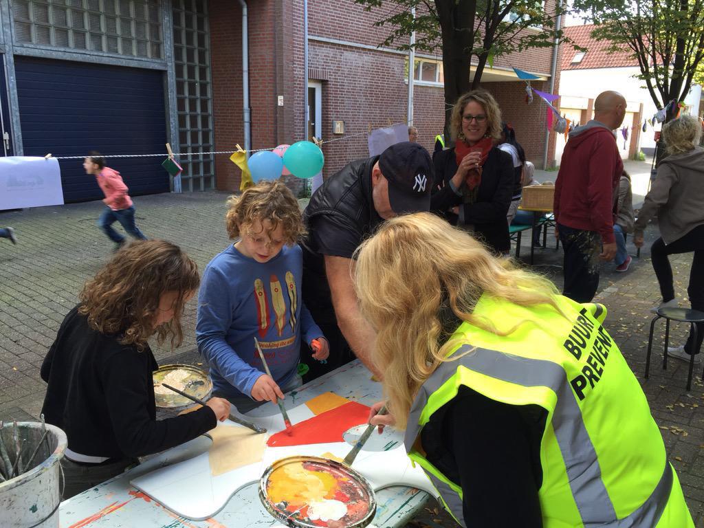 't Oude Centrum gaat voor schone (prikploeg), veilige (buurtpreventie/kunst), gezellige omgeving @Burendag15 #RSDisOK